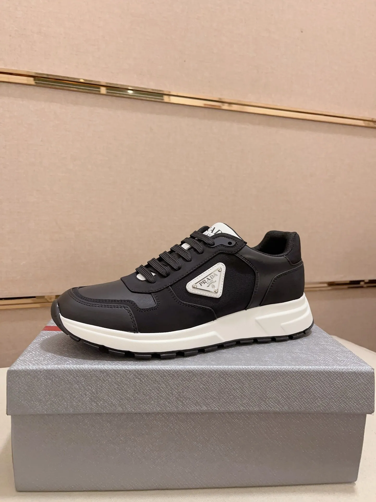 Men's shoes 💰 560 💰 (high version) new Prada (Prada) high-tops are launched at the same time, new men's shoes, 😘fabrics are selected from waterproof technical cloth. First layer cowhide lining. 👍🏿Original molded anti-slip rubber outsole, with exquisite lines, simple and elegant, comfortable and high-end for leisure travel. Number of yards: 38 to 44. (Can be customized for 45.46.)